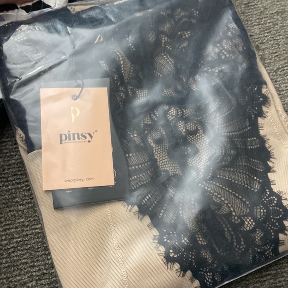 Pinsy Smoothing Lace Shapewear Bodysuit 1X NWT BEIGE NOIR - Picture 3 of 4